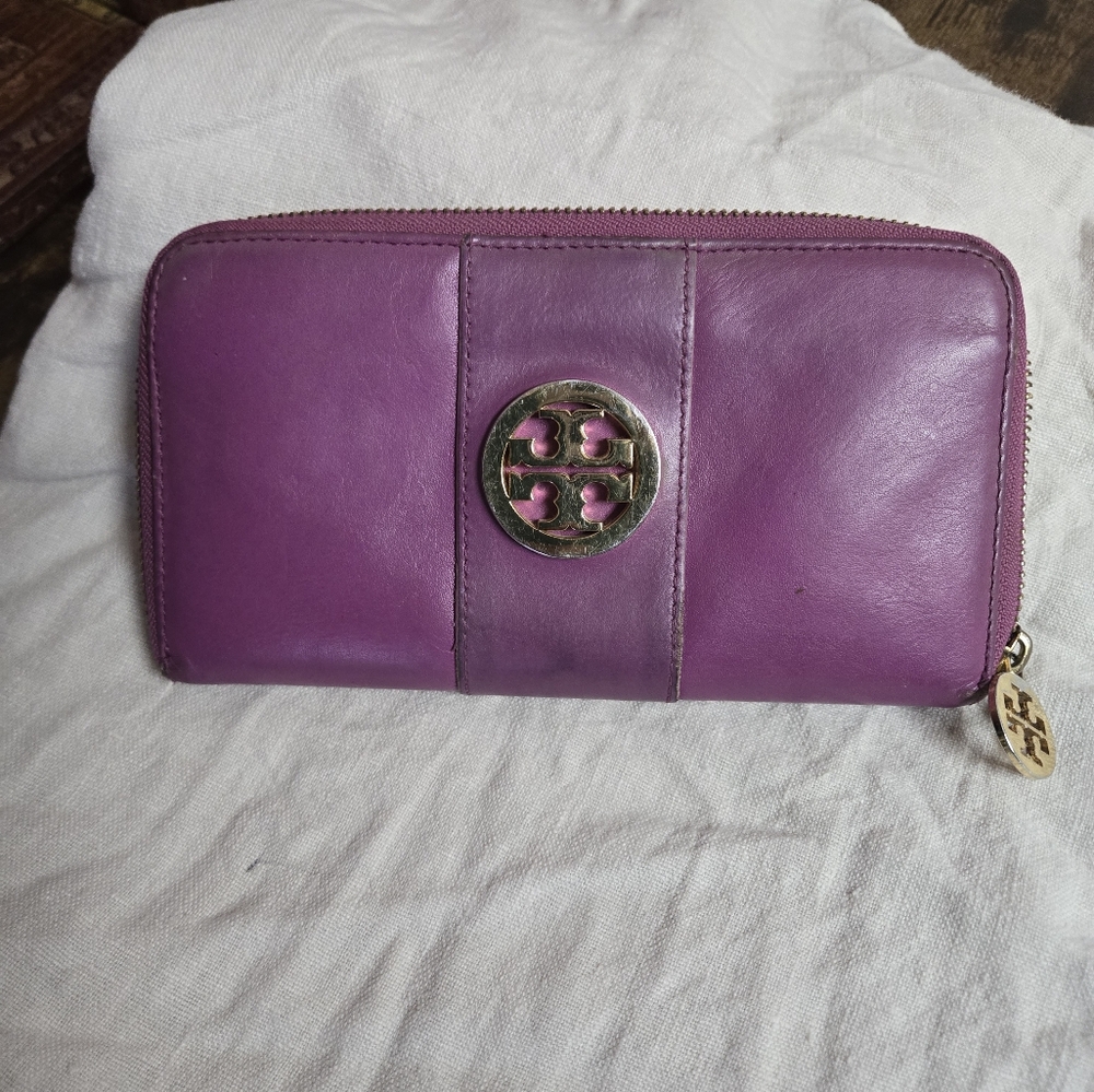 Tory Burch Zip around wallet in Fusia color - Picture 4 of 13